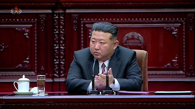 북한이 지난 22일 평양에서 최고인민회의 제15기 제1차 회의를 열고 김정은을 국무위원장으로 재추대하고 조용원을 최고인민회의 의장으로 선출했다고 조선중앙TV가 23일 보도했다. 조선중앙TV=연합뉴스
