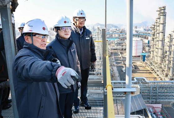 김정관 산업통상부 장관이 지난해 11월 26일 오전 전남 여수시 여수산업단지에 소재한 LG화학 산업현장을 방문해 신학철 LG화학 부회장과 함께 현장을 점검하고 있다. 뉴스1