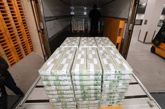 지난달 11일 서울 중구 한국은행 본점에서 직원들이 시중은행으로 공급될 설 자금 방출 작업을 하고 있다. 사진공동취재단
