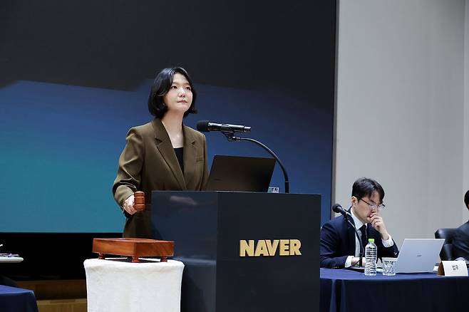 최수연 네이버 대표가 23일 성남시 네이버 그린팩토리에서 개최된 제27기 네이버 정기 주주총회에서 AI 전략을 발표하고 있다. 사진 네이버
