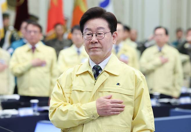 이재명 대통령이 23일 청와대에서 열린 제59차 중앙통합방위회의에서 국민의례를 하고 있다. 뉴스1