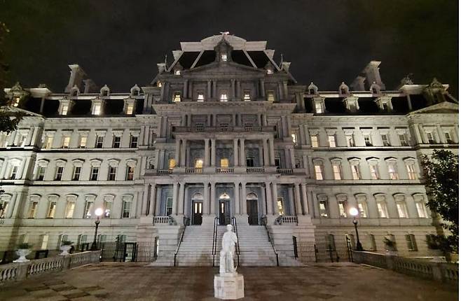 미 백악관 옆 아이젠하워 행정동 앞 설치된 크리스토퍼콜럼버스 동상. AP=연합뉴스