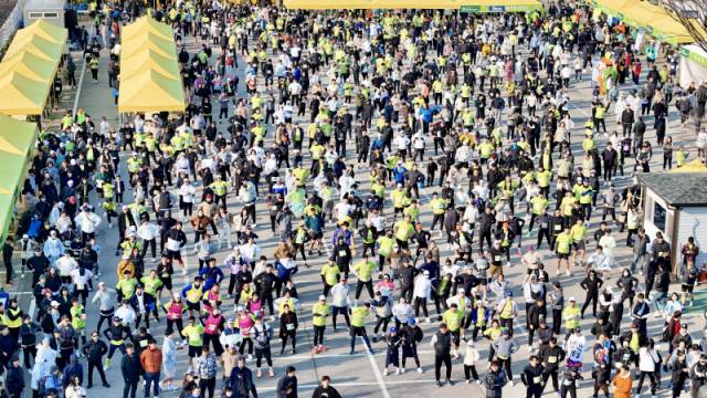 ▲ 21일 춘천 소양강 일원에서 열린 제1회 입춘대길 춘천소양강마라톤대회에서 4000여명의 마라톤 동호회원과 참가자들이 힘차게 출발하고 있다.  방도겸 기자