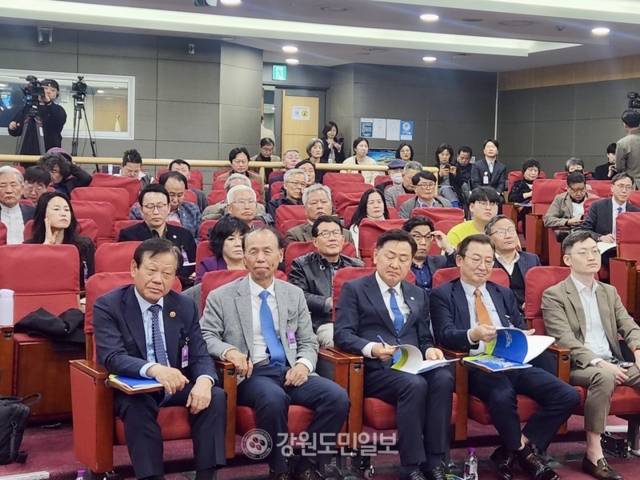 ▲ 더불어민주당 이훈기·박지원 국회의원은 23일 국회 의원회관에서 사단법인 남북체육교류협회, 글로벌평창평화포럼과 함께 ‘다시 심는 평화, 우리는 원산으로 간다’ 정책토론회를 개최했다. 이세훈 기자