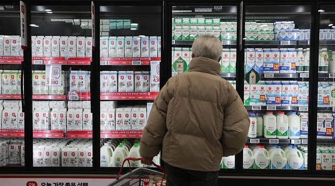 ▲ 저출생 장기화 여파 등으로 우유 매출이 감소세를 보이는 가운데 28일 서울 시내 한 대형마트에 우유가 진열돼 있다. [연합뉴스]