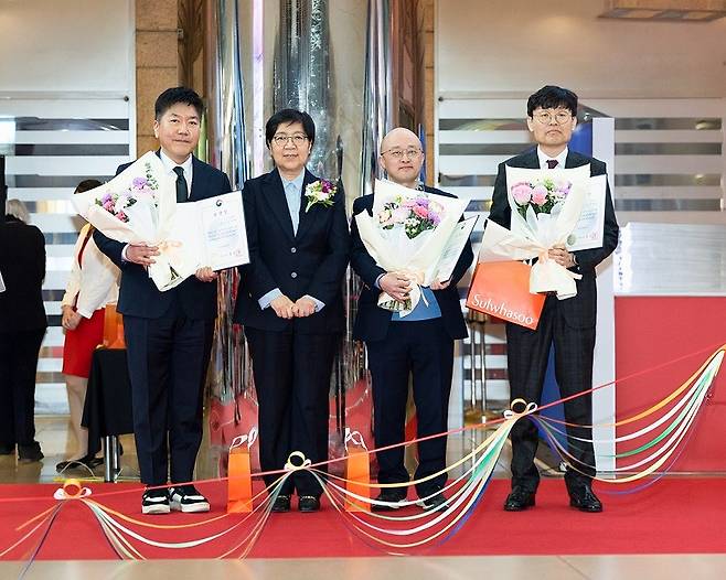 오른쪽 첫 번째 이석진 이사 / 제노레이 제공
