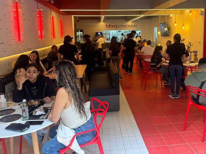 BBQ가 콜롬비아 메데진 프로벤사 지역에 개점한 ‘BBQ 프로벤사점’ 매장 내부 모습./사진=제너시스BBQ그룹 제공
