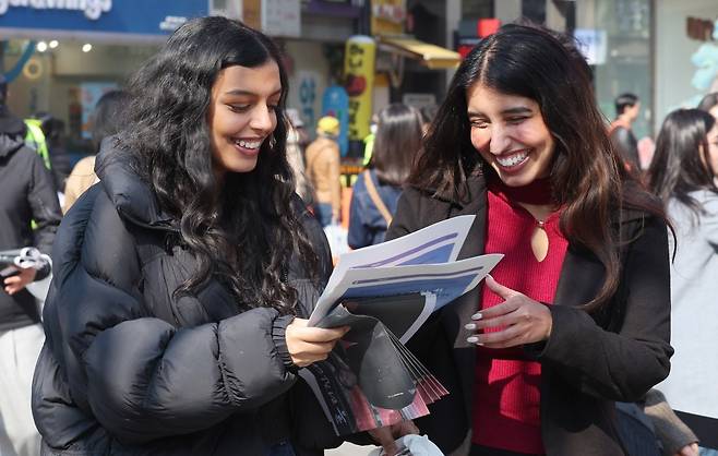 방탄소년단(BTS) 컴백 공연일인 21일 오전 서울 광화문광장 인근에서 외국인 관광객이 주요 일간지의 BTS 관련 호외를 보고 있다.  /사진=뉴스1