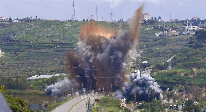 < 이스라엘, 레바논 남부 폭격 > 친이란 무장단체 헤즈볼라 본거지인 레바논 남부 지역에 이스라엘의 군사작전이 확대되고 있다. 22일(현지시간) 이스라엘 공군의 공습을 받은 레바논 남부 리타니강 카스미야 다리에서 불꽃과 검은 연기가 치솟고 있다.  /EPA연합뉴스