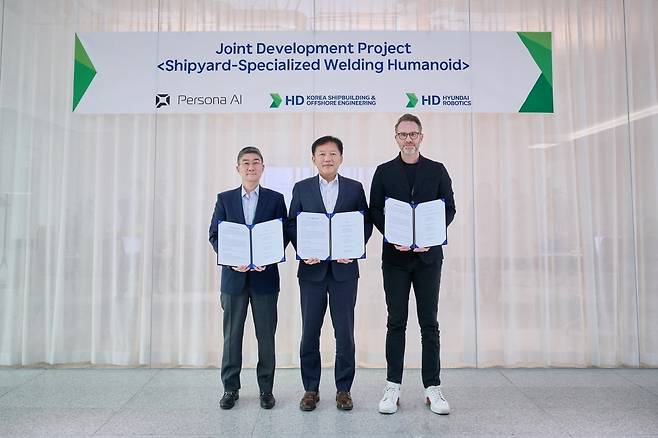 HD현대는 최근 ‘조선소 특화 용접용 휴머노이드의 실증 및 상용화를 위한 공동개발 협약’을 체결했다. 사진 왼쪽부터 HD현대로보틱스 송영훈 솔루션개발부문장, HD한국조선해양 이동주 제조혁신연구소 부문장, 페르소나 AI 닉 래드포드(Nicolaus Radford) CEO). 사진=HD현대