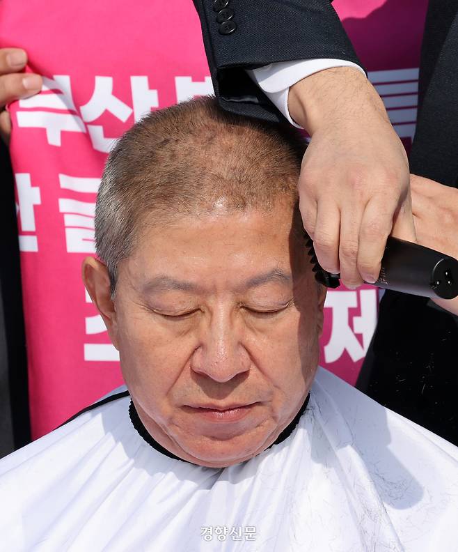 박형준 부산시장이 23일 국회 본청 앞 계단에서 부산 글로벌 허브도시 특별법 제정을 촉구하며 삭발하고 있다. 박민규 선임기자