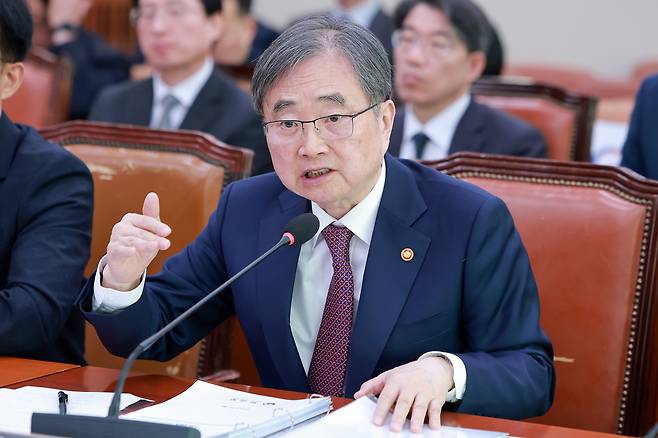 조현 외교부 장관이 지난 17일 국회에서 열린 외교통일위원회 전체회의에서 의원 질의에 답하고 있다. 연합뉴스