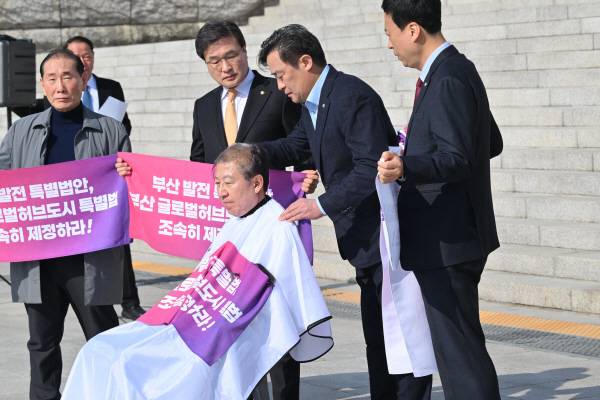 박형준 부산시장이 23일 국회 계단에서 부산글로법특별법을 촉구하며 삭발하고 있다. 김정록 기자