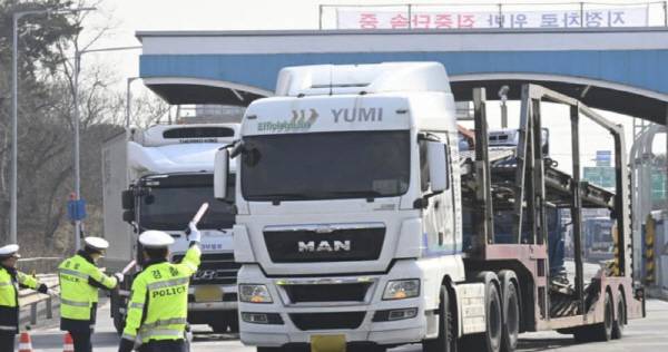 화물차의 불법 운행 여부를 살피고 있는 경찰.