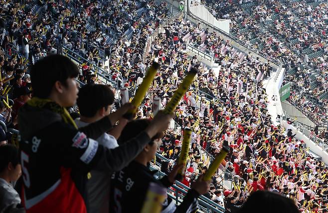 Kia Tigers fans cheer during a KBO preseason game against the Doosan Bears at Jamsil Baseball Stadium in Songpa District, southern Seoul, on March 22. [NEWS1]
