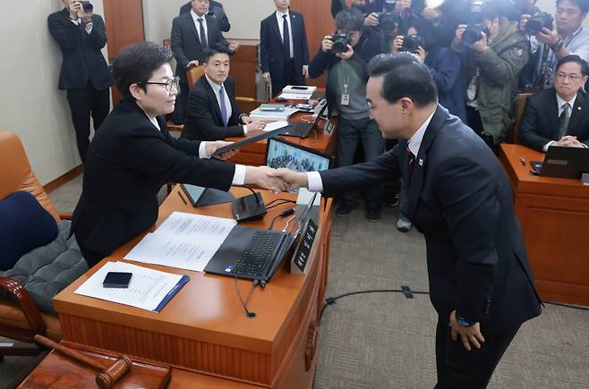 기획예산처 장관 후보자인 박홍근 더불어민주당 의원이 23일 서울 여의도 국회 재정경제기획위원회에서 열린 인사청문회에서 임이자 위원장과 악수하고 있다. 연합뉴스