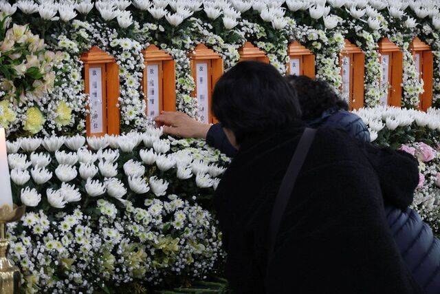 화재로 74명의 사상자가 발생한 대전 안전공업 사고 유족이 분향소에 있는 아들의 위패를 어루만지며 오열하는 모습. 연합뉴스