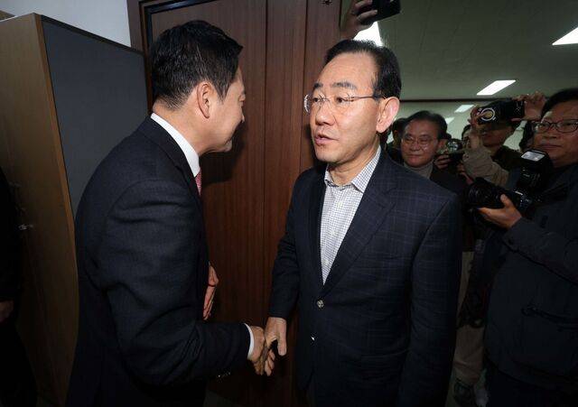 대구시장 공천을 신청했던 주호영 국민의힘 의원이 22일 국민의힘 대구시당에서 열린 장동혁 대표와 지역 국회의원 간 비공개 연석회의에서 장 대표와 악수하고 있다. 국민의힘 공천관리위원회는 이날 주 의원에 대한 공천배제를 결정했고 주 의원은 받아들일 수 없다며 맞섰다. 연합뉴스