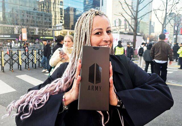 방탄소년단(BTS)의 광화문 공연을 보기 위해 한국을 찾은 스페인인 누리아가 지난 21일 서울 중구 한국프레스센터 앞에서 BTS 굿즈를 들고 활짝 웃고 있다. 김연우 기자