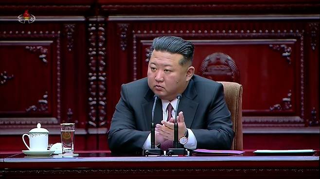 북한은 지난 22일 평양에서 최고인민회의 제15기 제1차 회의를 열고 김정은을 국무위원장으로 재추대하고 조용원을 최고인민회의 의장으로 선출했다. 조선중앙TV 화면 캡처