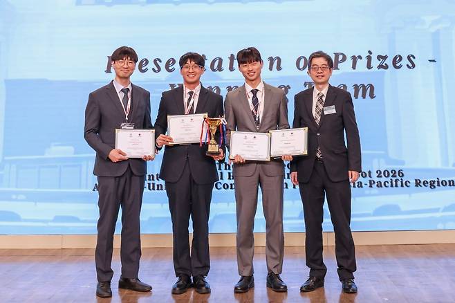 한동대학교 국제법률대학원팀이 지난 14일 홍콩에서 열린 제24회 국제적십자 국제인도법 모의법정 경연대회에서 관계자와 함께 기념촬영을 하고 있다. 왼쪽부터 김정우 교수, 유성훈 이동현씨. 한동대 제공