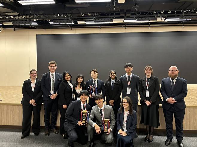 한동대 팀이 대회에 참가한 다른 나라 팀원들과 함께 기념사진을 찍고 있다. 한동대 제공
