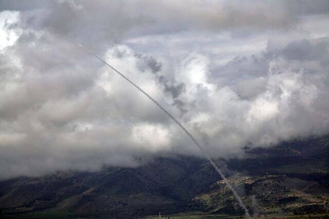이스라엘 방공용 미사일이 22일(현지시간) 북부 접경지 상공으로 날아오던 발사체를 요격하고 있다. 아래쪽 사진은 소방관이 이날 이스라엘 페타티크바에서 이란 미사일 공격을 받은 건물 잔해의 불을 끄는 모습. EPA, 로이터연합뉴스