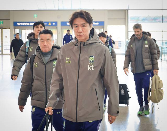 유럽원정 2연전에 나서는 한국축구 국가대표팀의 홍명보 감독이 23일 인천국제공항을 통해 출국하고 있다. 연합뉴스