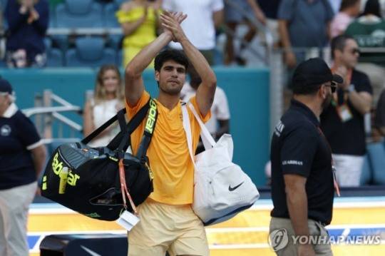 탈락 후 코트를 떠나는 알카라스 / 사진=연합뉴스