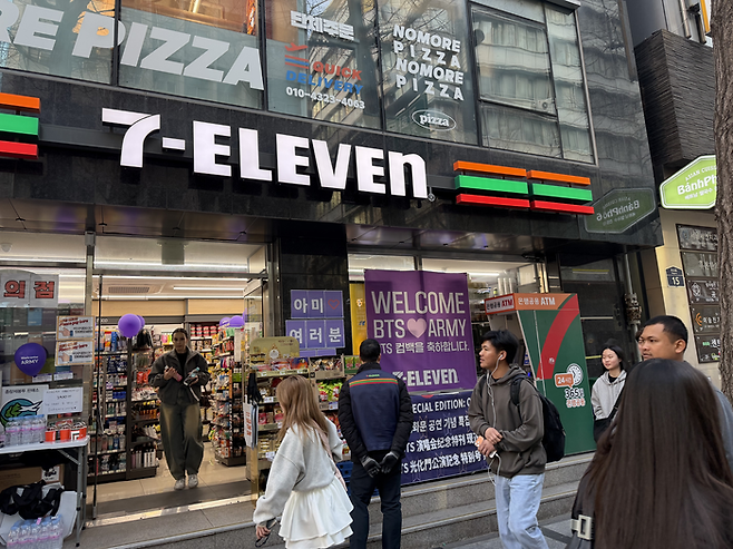 BTS 팬들을 환영하는 광화문 세븐일레븐 / 사진= 문서연 여행+ 기자