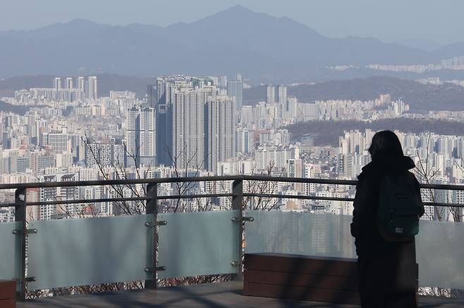 서울 중구 남산에서 아파트 단지가 보이고 있다. [뉴스1]