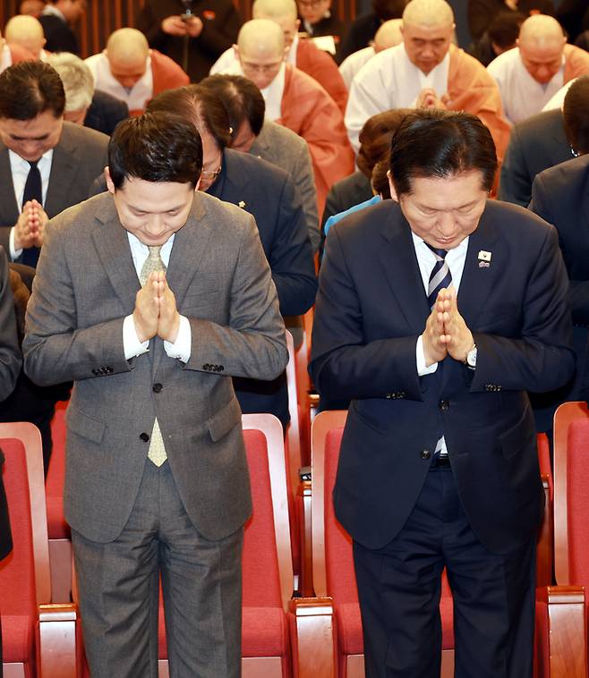 정청래 더불어민주당 대표와 장동혁 국민의힘 대표가 지난 4일 서울 여의도 국회 도서관에서 열린 2026 국회정각회 신춘법회에서 합장하고 있다. [공동취재]