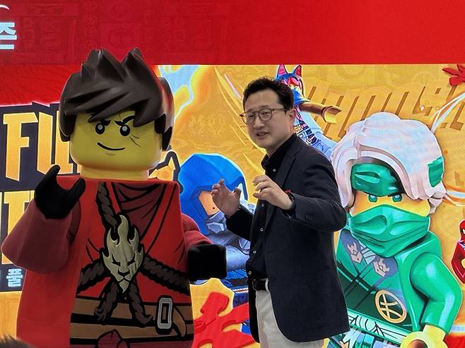 닌자고 캐릭터와 이성호 멀린 엔터테인먼트 코리아 대표 / 사진=권효정 여행+ 기자