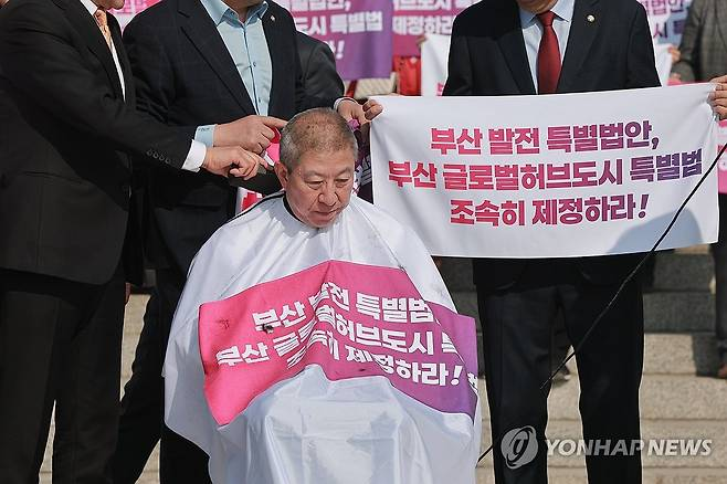 23일 오전 국회 본청 앞 계단에서 부산 글로벌 허브도시 특별법 제정을 촉구하며 삭발하고 박형준 부산시장. [연합뉴스]