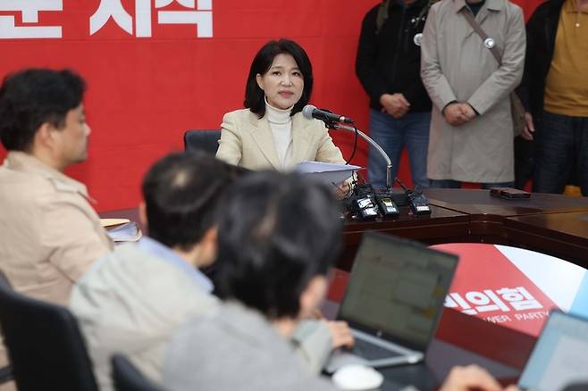 이진숙 전 방송통신위원장이 23일 오전 국민의힘 대구시당 회의실에서 국민의힘 공천관리위원회가 결정한 자신의 대구시장 후보자 컷오프(공천배제)에 대한 입장을 밝히고 있다. [연합뉴스]