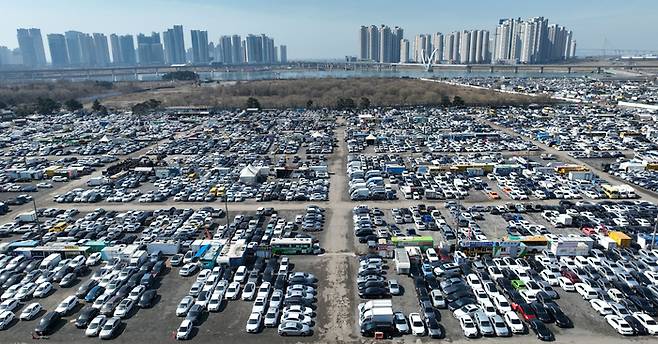 중동 사태 영향으로 중고차 전체 수출 중 약 3분의 1을 차지하는 중동 지역 중고차 수출에도 큰 차질이 빚어지는 가운데 인천시 연수구 옥련동 옛 송도유원지의 중고차 수출단지에 차량들이 빼곡히 주차되어 있다. [연합뉴스]