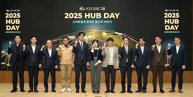 양종희 KB금융그룹 회장(왼쪽 셋째)이 지난해 12월 12일 서울 여의도 KB국민은행 신관에서 '2025 허브데이'를 마친 뒤 행사 참여자들과 기념촬영을 하고 있다. KB금융