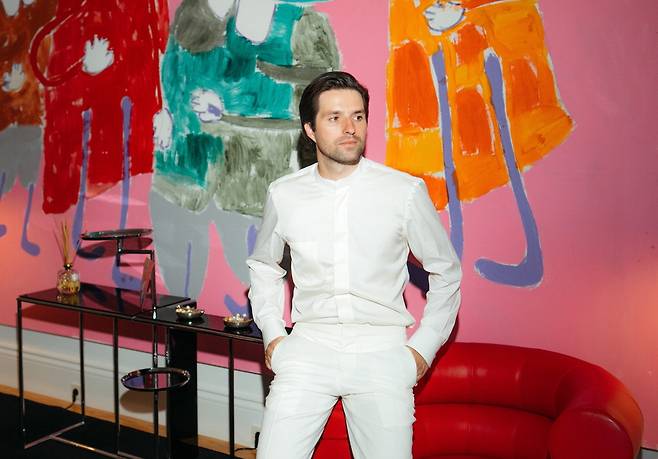 자신의 이름을 딴 두아르트 스퀘이라 갤러리를 이끌고 있는 두아르트 스퀘이라 대표.