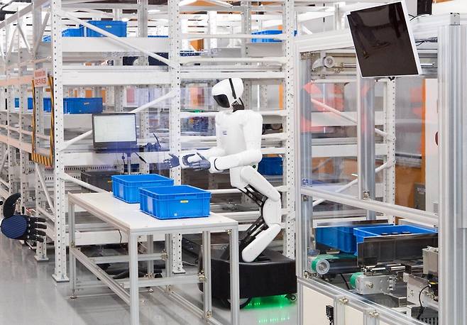 피지컬 AI 통합 플랫폼 '카이로스'가 23일 KAIST 실증랩에서 시연되고 있다.
 과학기술정보통신부