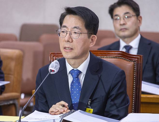 국회 농림축산식품해양수산위원회에서 실시된 인사청문회에서 질문에 답볍한는 황종우 해양수산부 장관 후보자. 연합뉴스