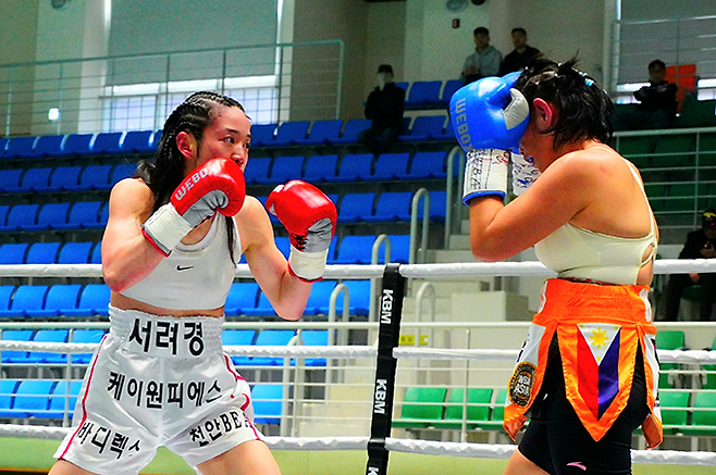 순천향대학교 부속 천안병원 소아청소년과 의사 서려경이 2026년 3월 충청남도 계룡시민체육관 세계복싱협회 미니멈급 아시아 챔피언결정전에서 국제여자복싱협회 아톰급 챔피언을 지낸 노르즈 구로를 상대하고 있다. 사진=KBM