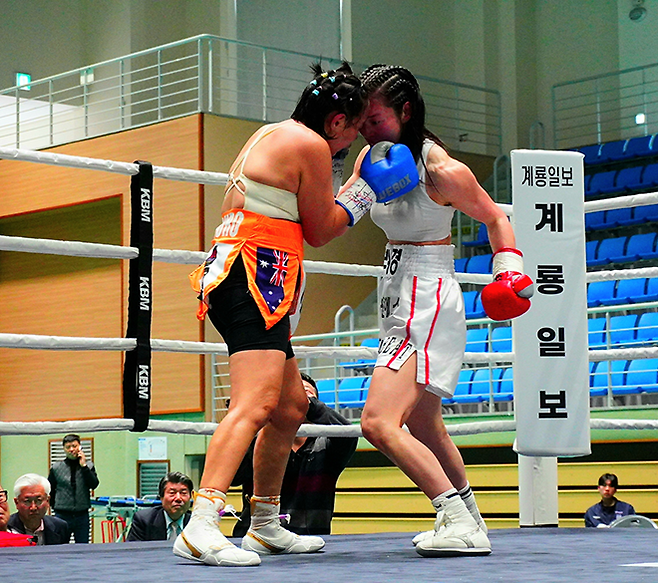 순천향대학교 부속 천안병원 소아청소년과 의사 서려경이 2026년 3월 충청남도 계룡시민체육관 세계복싱협회 미니멈급 아시아 챔피언결정전에서 국제여자복싱협회 아톰급 챔피언을 지낸 노르즈 구로를 공격하고 있다. 사진=KBM