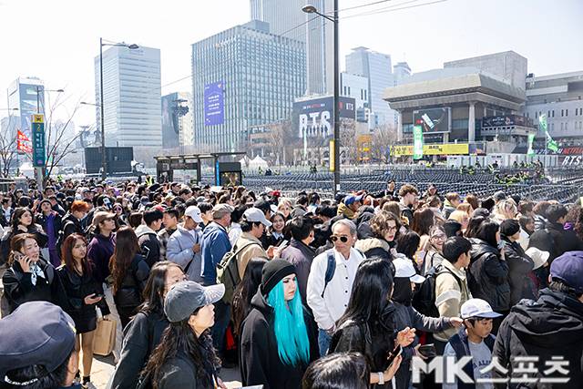 2002년 한일 월드컵의 붉은 함성이 2026년 광화문 광장에서 보랏빛으로 재현됐다.사진=한국온라인사진기자협회 공동취재단