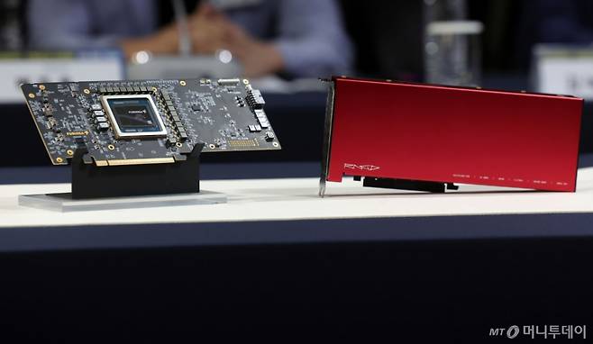 17일 서울 중구 프레스센터에서 열린 국민성장펀드 'K-엔비디아 프로젝트' 민관 합동간담회에서 AI 반도체 기업인 퓨리오사AI 제품이 놓여 있다. 퓨리오사AI 등 NPU 기업들은 자사가 만든 NPU와 메모리를 탑재한 보드를 완제품으로 판매한다. /사진=뉴시스