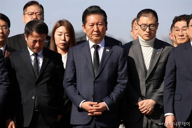 정청래 더불어민주당 대표가 23일 오전 경남 김해 진영읍 봉하마을을 찾아 고 노무현 전 대통령 묘역을 참배하고 있다. /사진=뉴스1