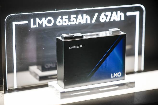 NH투자증권이 삼성SDI의 목표주가를 49만원으로 올렸다. 사진은 이달 초 서울 강남구 코엑스에서 열린 인터배터리 2026에 전시된 삼성SDI의 고에너지 각형 배터리. /사진=뉴시스