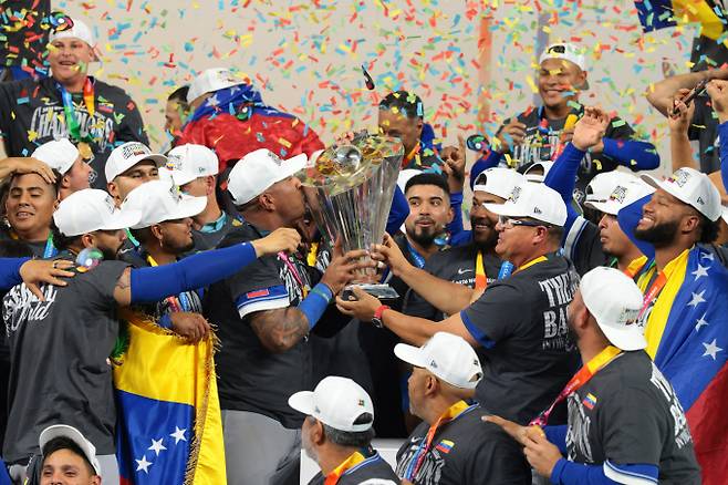 2026 월드베이스볼클래식(WBC)에서 사상 첫 우승을 한 베네수엘라 야구대표팀이 총 675만달러(약 100억원) 상금을 받는다. 사진은 지난 17일(현지시각) 미국 플로리다주 마이애미 론디포 파크에서 열린 결승전에서 미국을 3-2로 제치고 우승한 베네수엘라 야구대표팀이 기뻐한 모습. /로이터=뉴스1