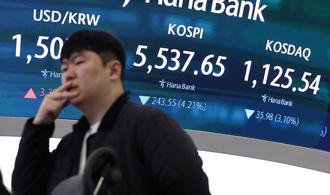 국내 증시가 23일 장 초반 급락세를 보이고 환율도 1510원을 넘어섰다. 사진은 이날 오전 서울 중구 하나은행 딜링룸 전광판. /사진=뉴스1