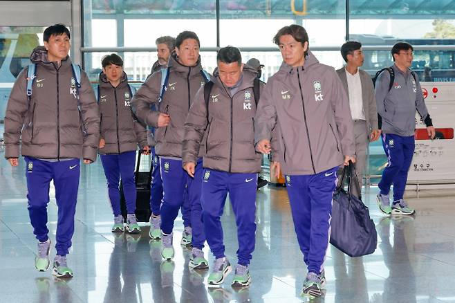 한국 축구 국가대표팀이 2026 국제축구연맹(FIFA) 북중미 월드컵 전 마지막 A매치를 치르기 위해 영국으로 이동했다. 사진은 홍명보 축구 국가대표팀 감독(오른쪽)이 23일 인천국제공항 2터미널에서 영국 런던으로 출국하기 위해 이동한 모습. /사진=뉴스1