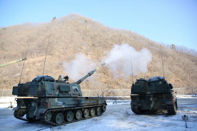 지난 1월2일 강원 화천의 한 작전지역에서 태양포병대대가 K9자주포 포탄사격을 실시하며 신년 화력전투태세를 점검하고 있다. /사진=육군 2포병여단